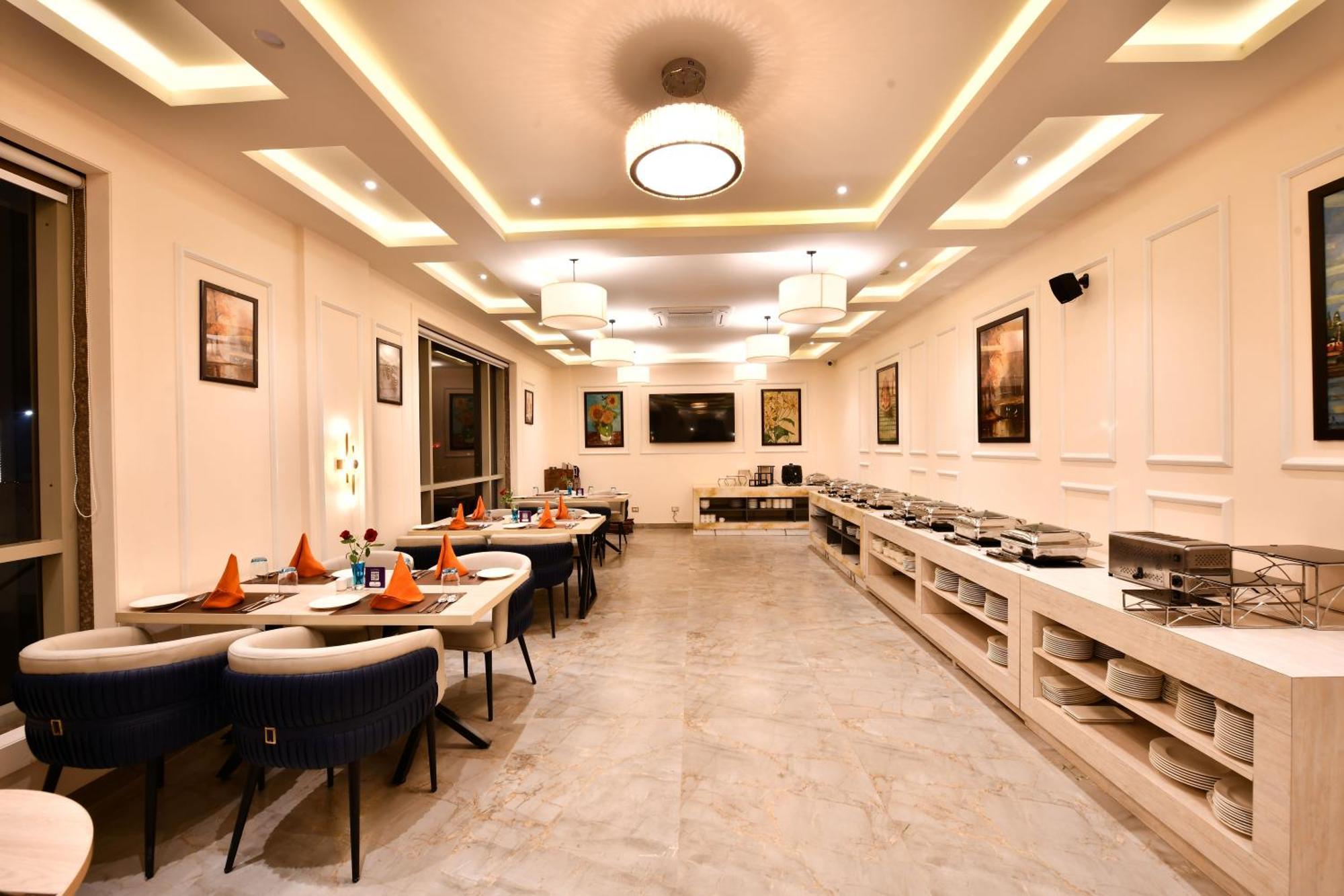 Click Collection Grand Gateway Varanasi Eksteriør billede